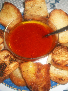 Una foto de Pan de campo frito, con ajo y tomate