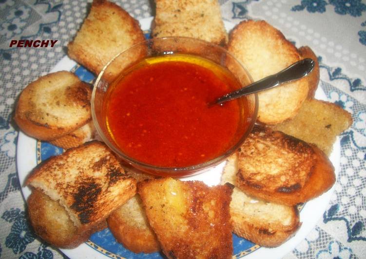 Pan de campo frito, con ajo y tomate