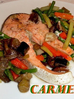 Una foto de Salmón con verduras a la vainilla y canela en papillotte