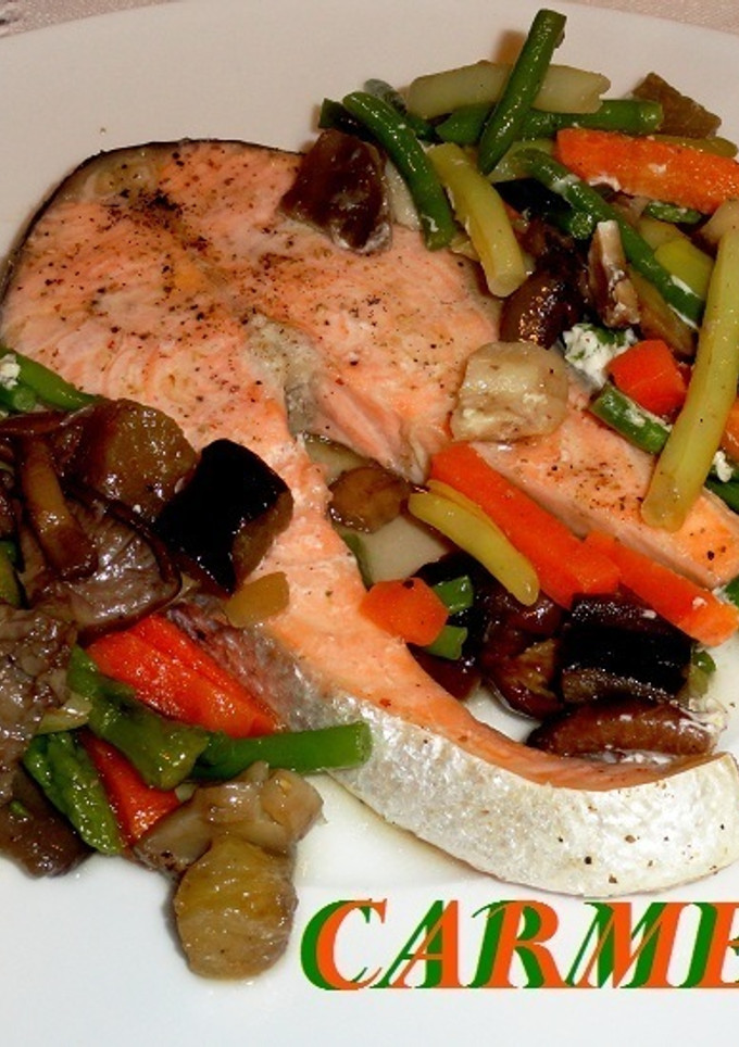 Una foto de Salmón con verduras a la vainilla y canela en papillotte