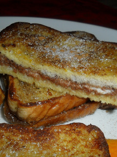 Una foto de French toast de crema de chocolate y avellanas