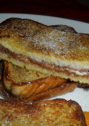 Una foto de French toast de crema de chocolate y avellanas