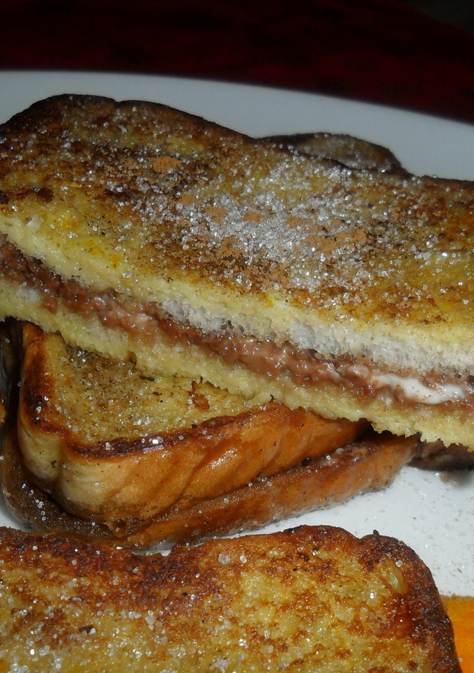 Una foto de French toast de crema de chocolate y avellanas