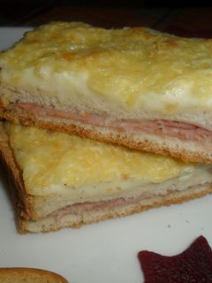 Una foto de Croque monsieur gratinado con bechamel