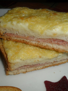 Una foto de Croque monsieur gratinado con bechamel