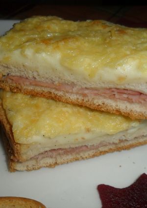 Una foto de Croque monsieur gratinado con bechamel