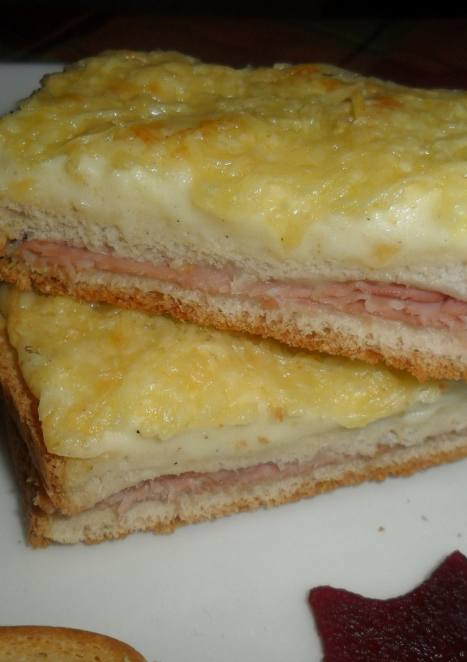 Una foto de Croque monsieur gratinado con bechamel