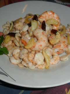 Una foto de Gambas con refrito de ajos y guindillas