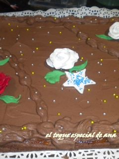 Una foto de Bizcocho de chocolate con crema de naranja y trufa