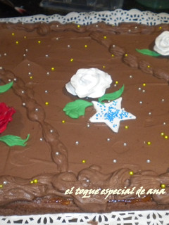 Una foto de Bizcocho de chocolate con crema de naranja y trufa