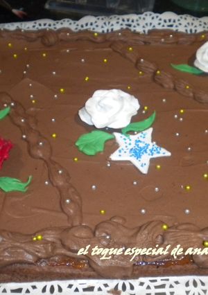 Una foto de Bizcocho de chocolate con crema de naranja y trufa