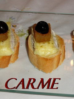Una foto de Montaditos de queso brie y membrillo