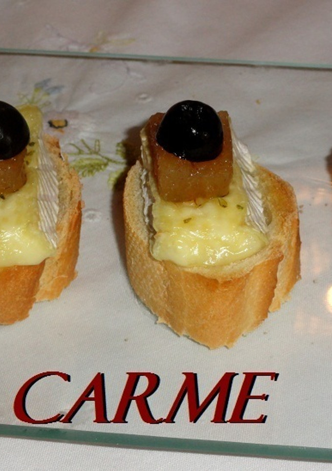 Una foto de Montaditos de queso brie y membrillo