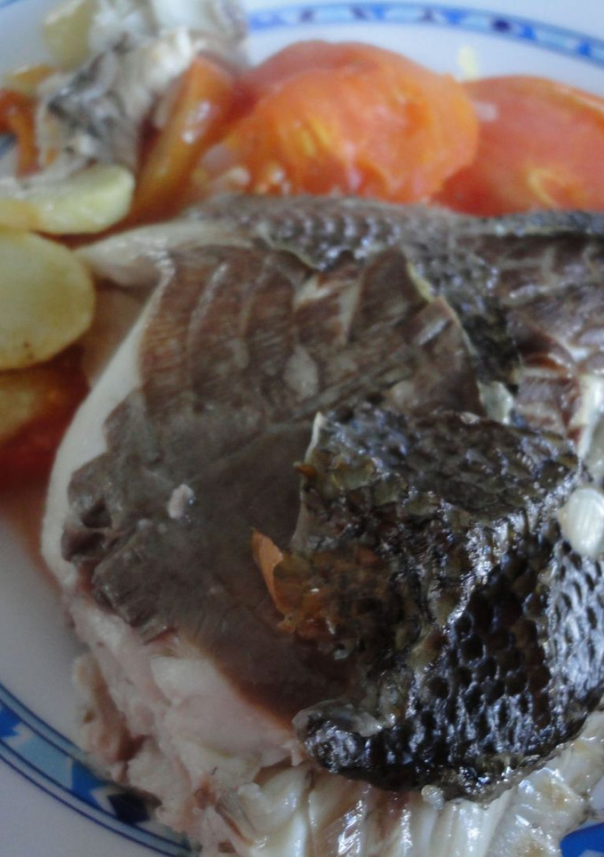 Una foto de Sargo al horno con cama vegetal