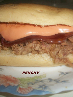 Una foto de Pan de viena relleno de atún, anchoas y salsa rosa