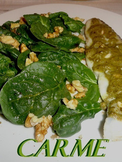 Una foto de Tintorera al pesto con ensalada de espinacas, nueces y miel