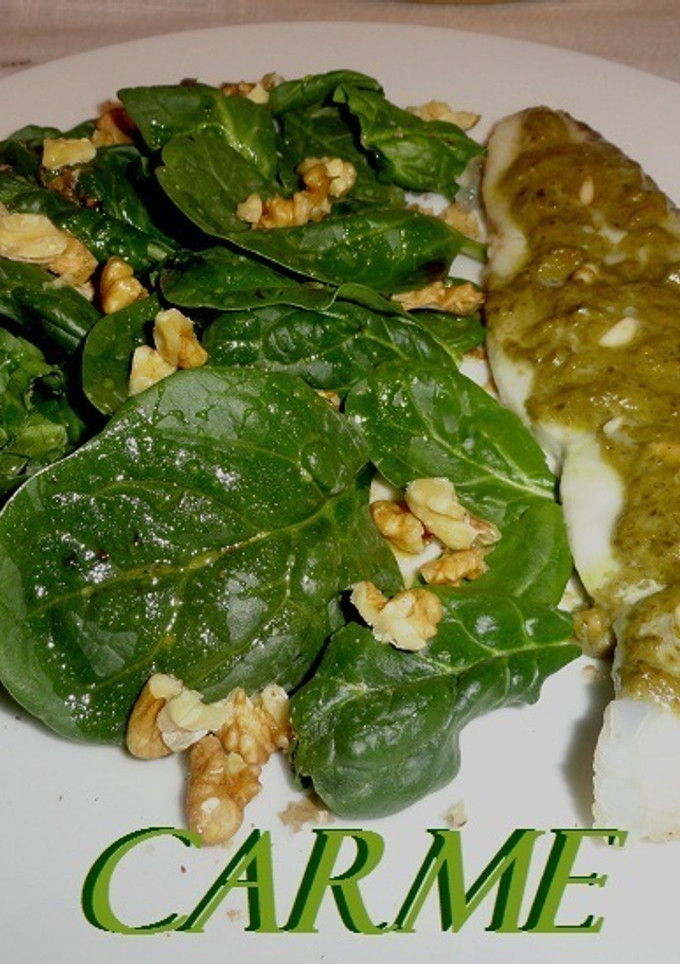 Una foto de Tintorera al pesto con ensalada de espinacas, nueces y miel