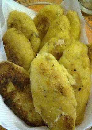 Una foto de Platanos rellenos de frijoles y queso