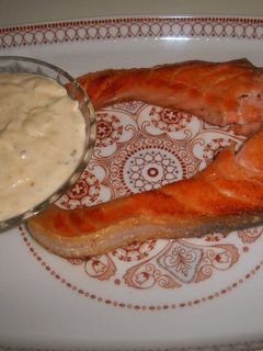 Una foto de Salmón con salsa de queso en su jugo