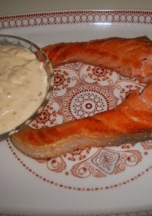 Una foto de Salmón con salsa de queso en su jugo