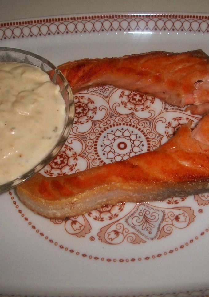 Una foto de Salmón con salsa de queso en su jugo