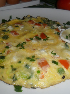 Una foto de Frittata de tomate, cebolleta y queso de cabra