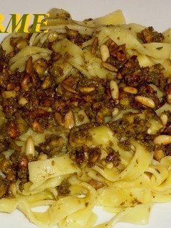 Una foto de Tagliatelle con frutos secos y salsa de pesto