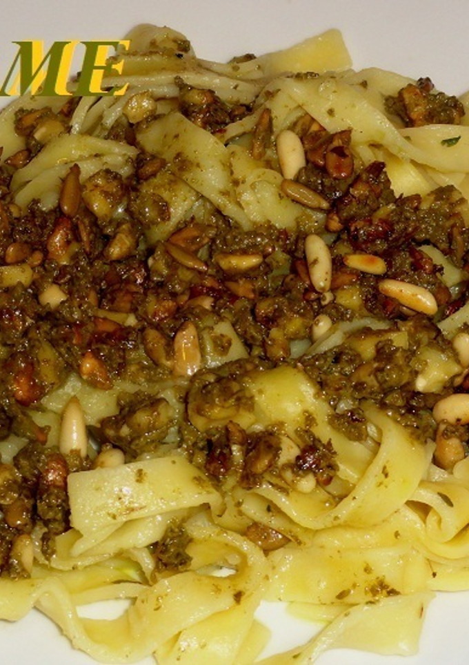 Una foto de Tagliatelle con frutos secos y salsa de pesto