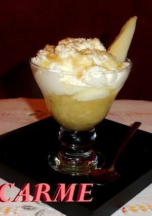 Una foto de Copa de compota de pera y mousse de yogur con limón