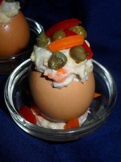 Una foto de Huevos a la rusa con alcaparras