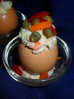 Una foto de Huevos a la rusa con alcaparras