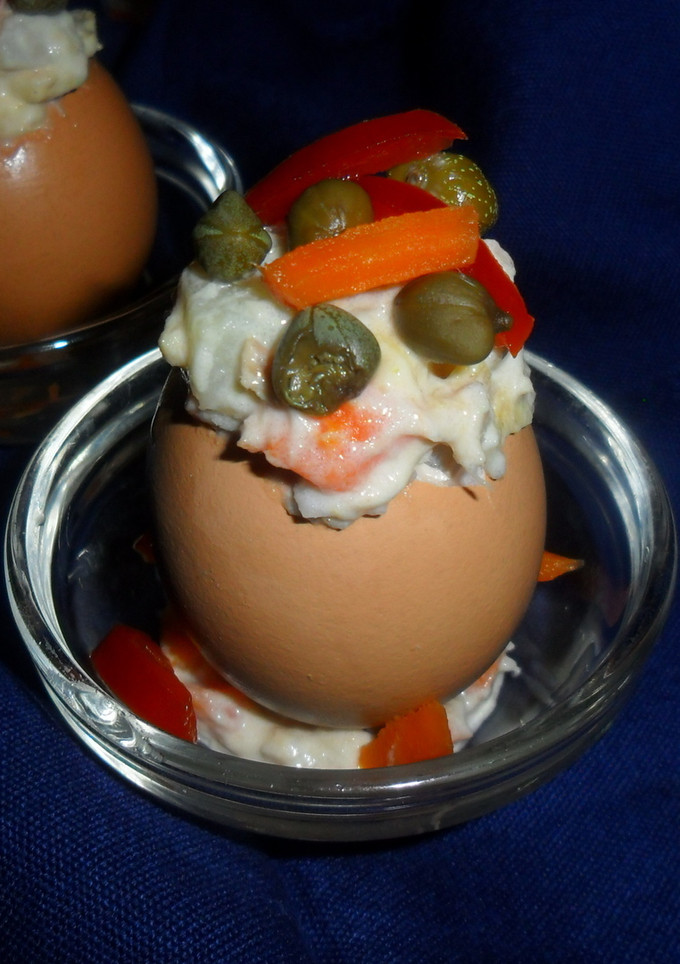 Una foto de Huevos a la rusa con alcaparras