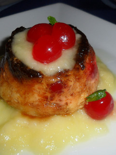 Una foto de Budín con cerezas y salsa de piña