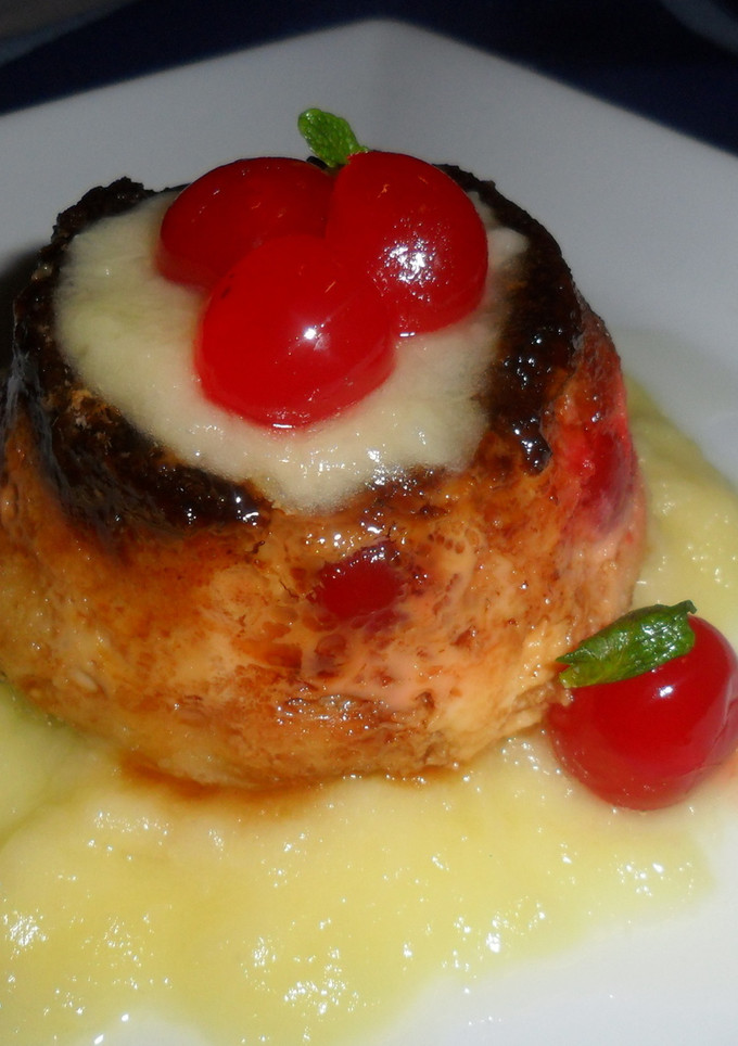 Una foto de Budín con cerezas y salsa de piña