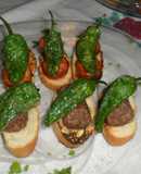Tostas variadas de chorizos y pimientos de Padrón