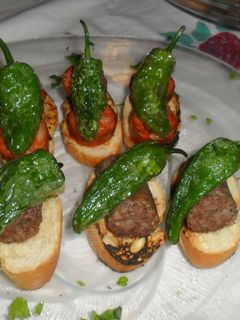 Una foto de Tostas variadas de chorizos y pimientos de Padrón