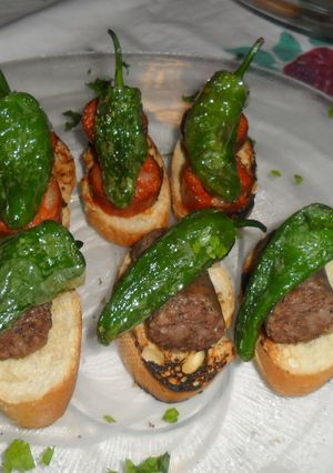 Una foto de Tostas variadas de chorizos y pimientos de Padrón