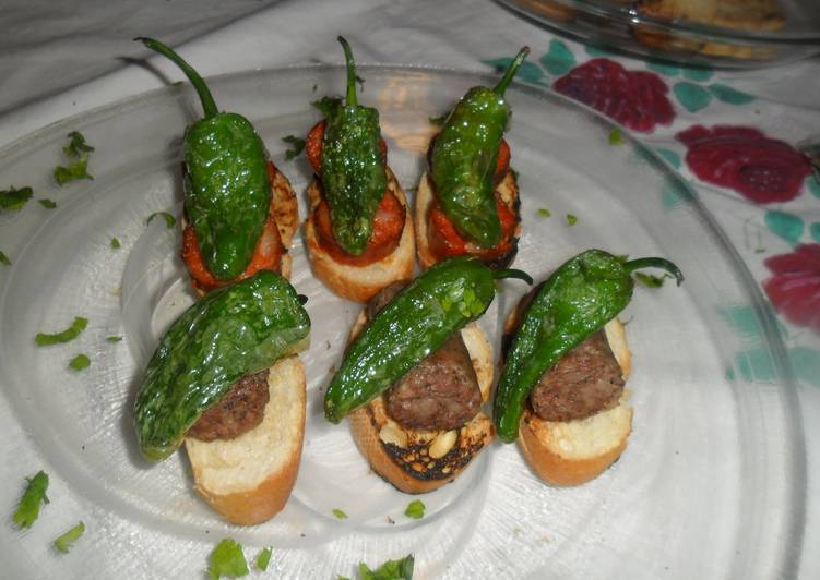 Tostas variadas de chorizos y pimientos de Padrón