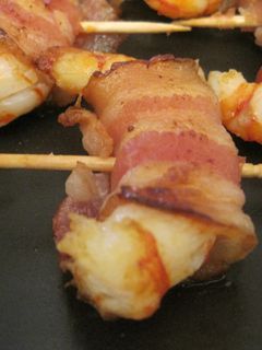 Una foto de Pinchito de langostino y beicon