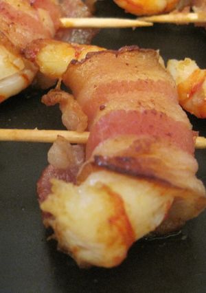 Una foto de Pinchito de langostino y beicon