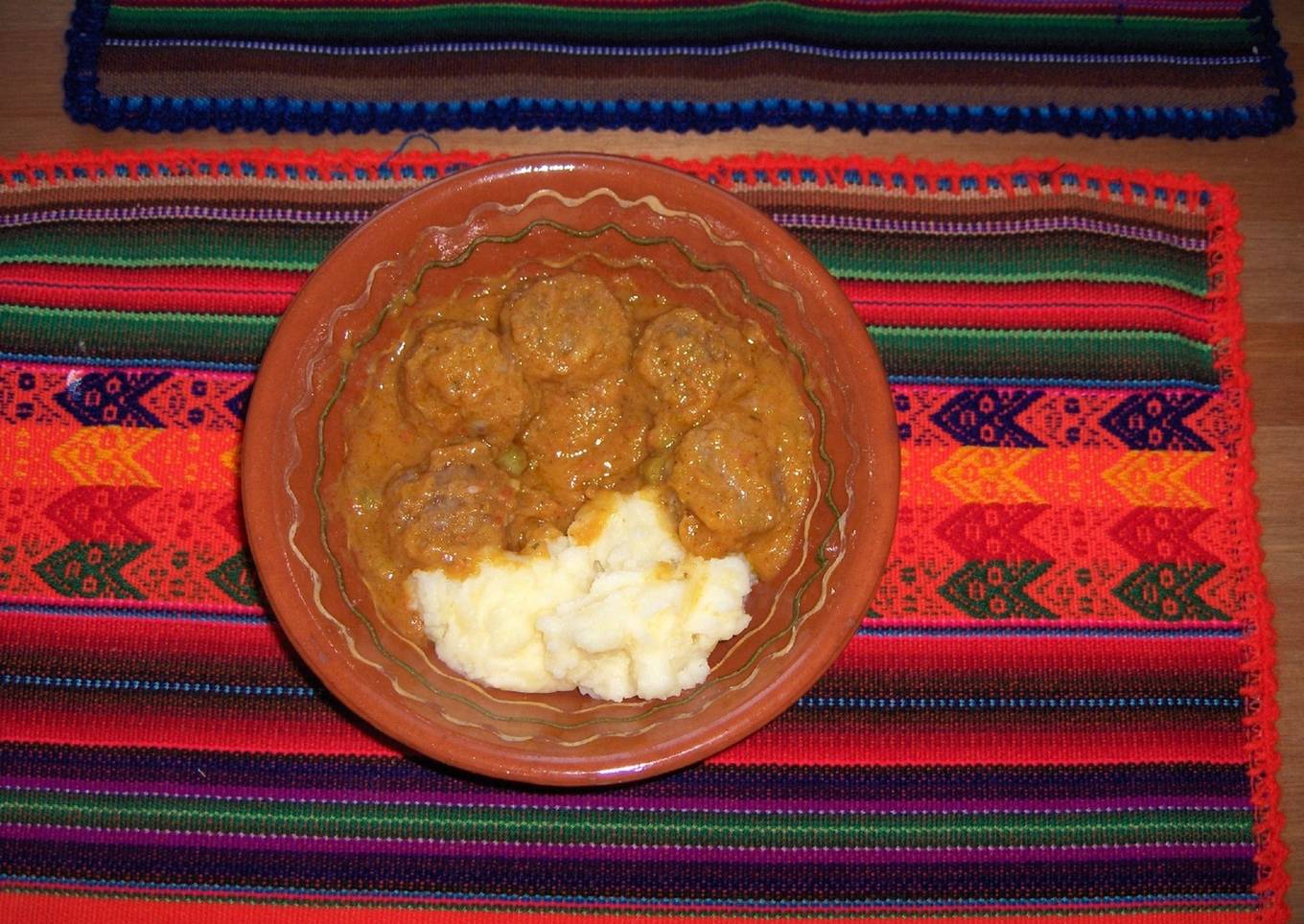 ALBONDIGAS EN SALSA CON UN TOQUE DE ESPECIAS