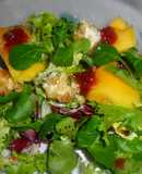 Ensalada de lechugas variadas con queso de cabra y mango