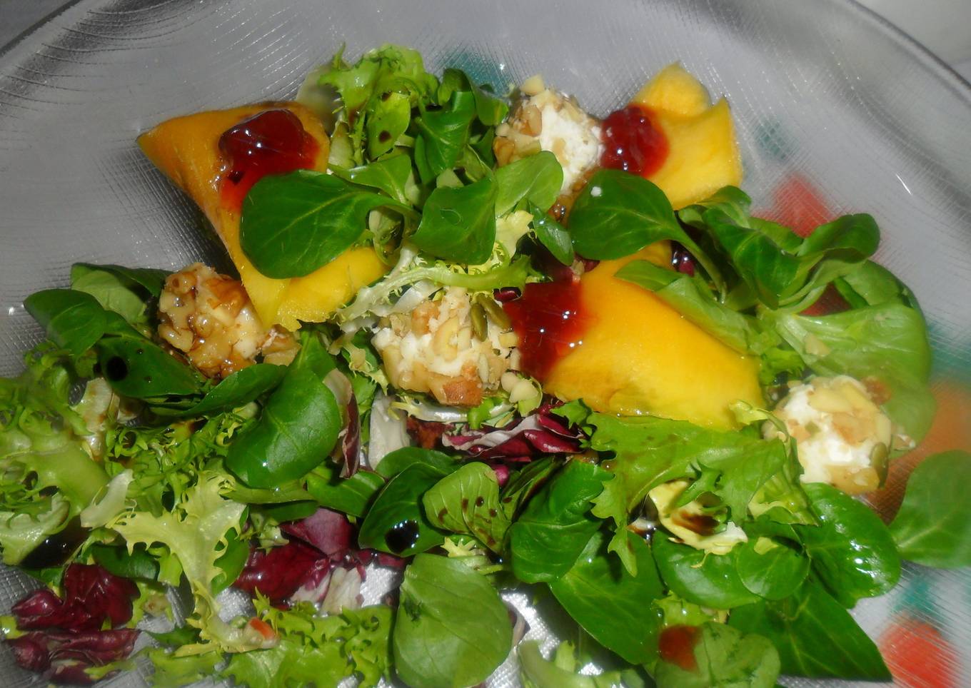 Ensalada de lechugas variadas con queso de cabra y mango<br />