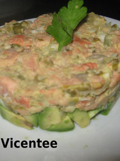 Una foto de Tartar de salmón con aguacate