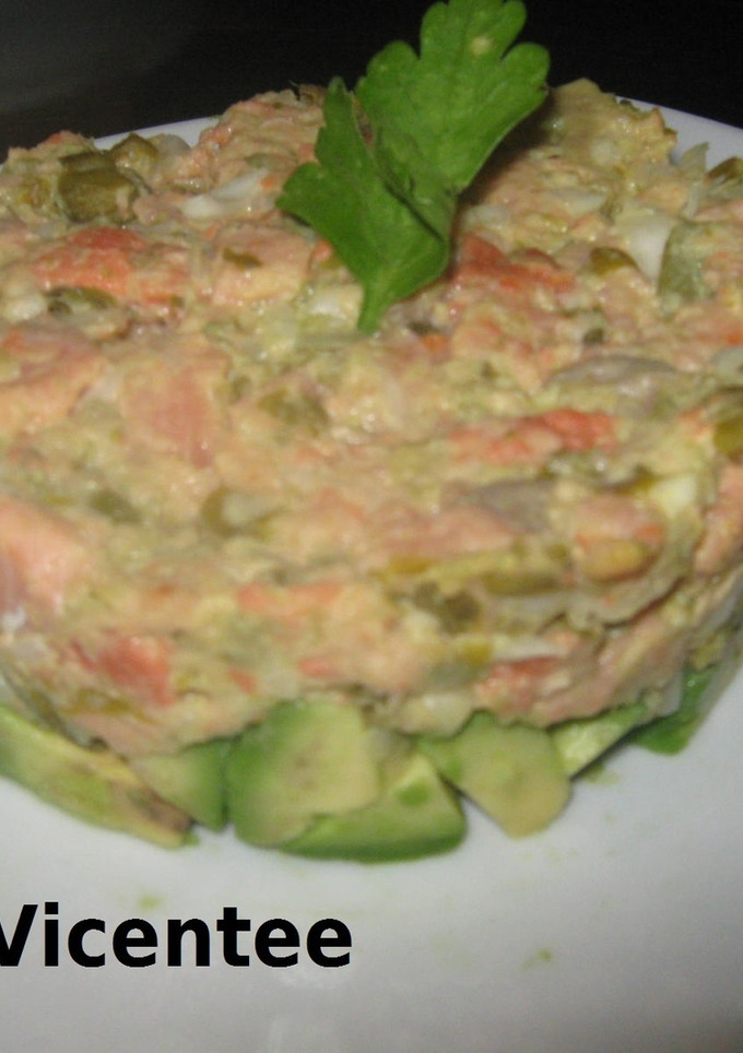Una foto de Tartar de salmón con aguacate