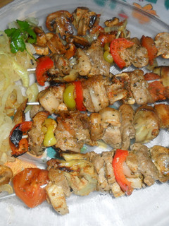 Una foto de Brochetas mediterráneas con cebolla caramelizada
