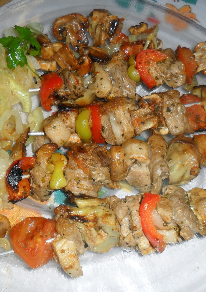 Una foto de Brochetas mediterráneas con cebolla caramelizada