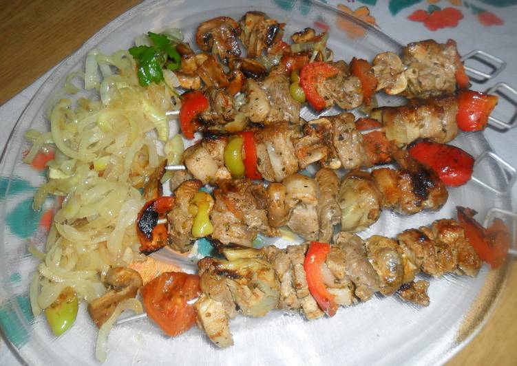 Brochetas mediterráneas con cebolla caramelizada