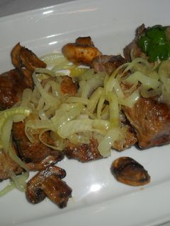 Una foto de Costillas de cerdo a la plancha con cebollas al vino