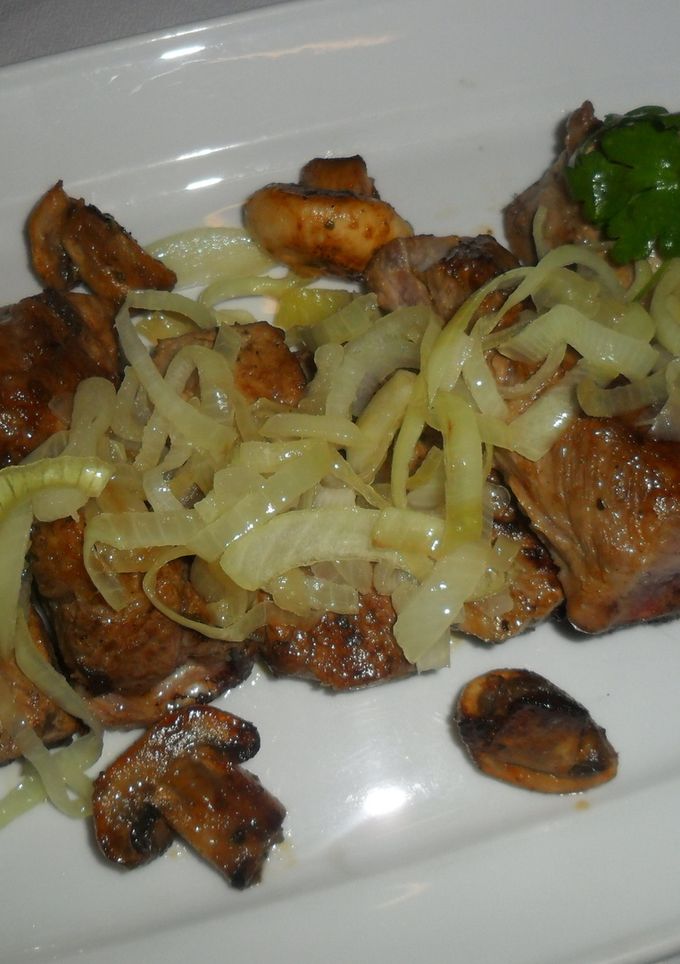 Una foto de Costillas de cerdo a la plancha con cebollas al vino